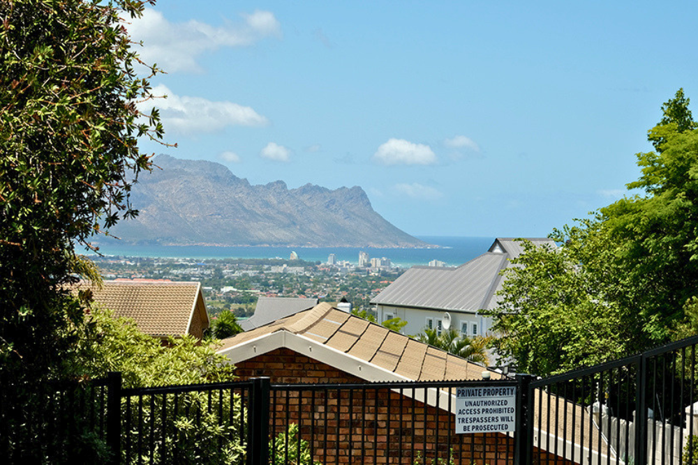 A Peaceful Christmas Morning Walk with Beautiful Views Over Somerset West
